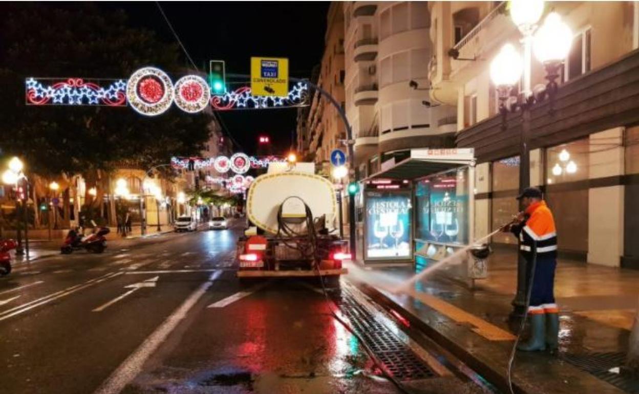 Operarios de la empresa de limpieza limpian la Rambla de Méndez Núñez de Alicante. 