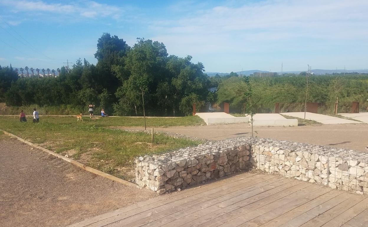 Zona de ocio junto al río en Alzira.