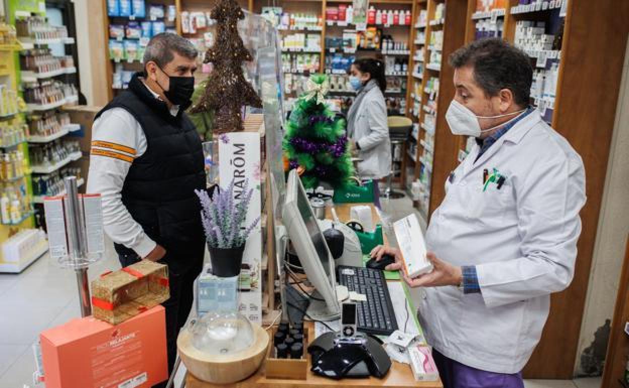 Venta de test de antígenos en la farmacia. 