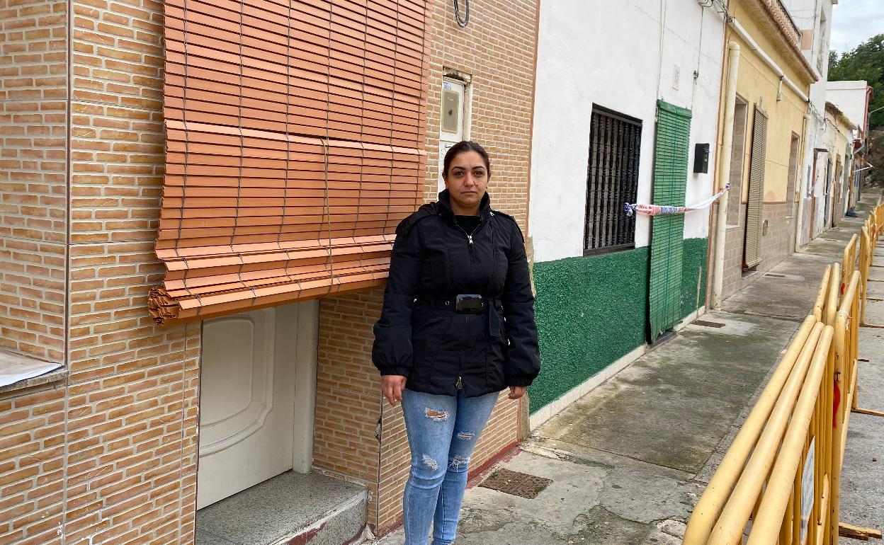 Julia Cortés, junto a la puerta de su vivienda a la que no puede acceder. 