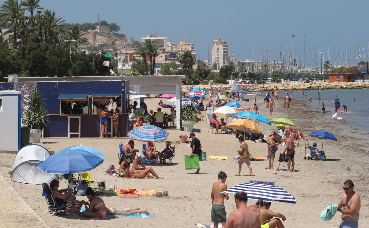 Ambiente de la playa de la Marineta Cassiana de Dénia este verano. 