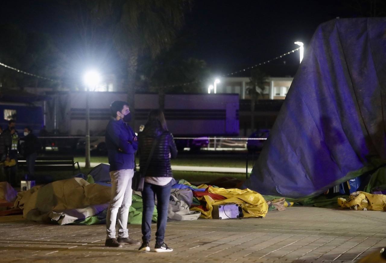 Tragedia en Mislata. Un castillo hinchable instalado en la localidad ha salido volando por el viento este martes por la tarde cuando varios niños saltaban con él. El suceso ha dejado a varios menores heridos de gravedad. 