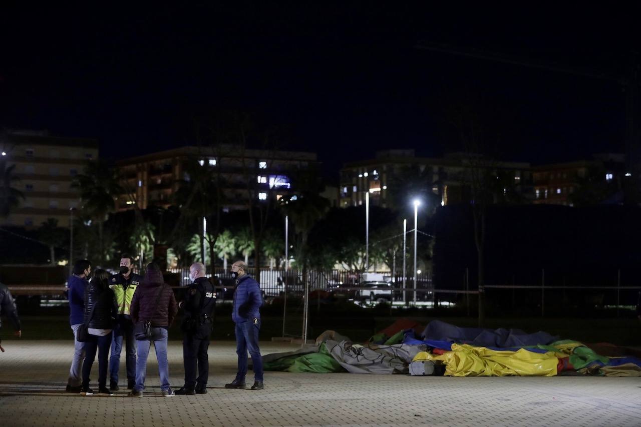 Tragedia en Mislata. Un castillo hinchable instalado en la localidad ha salido volando por el viento este martes por la tarde cuando varios niños saltaban con él. El suceso ha dejado a varios menores heridos de gravedad. 