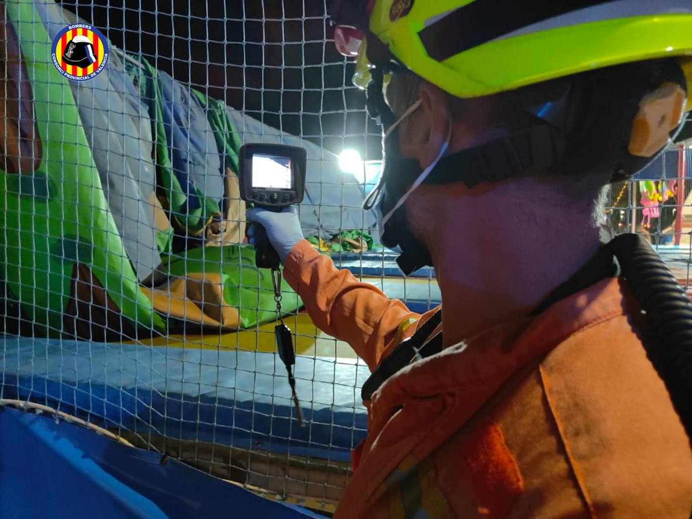 Tragedia en Mislata. Un castillo hinchable instalado en la localidad ha salido volando por el viento este martes por la tarde cuando varios niños saltaban con él. El suceso ha dejado a varios menores heridos de gravedad. 