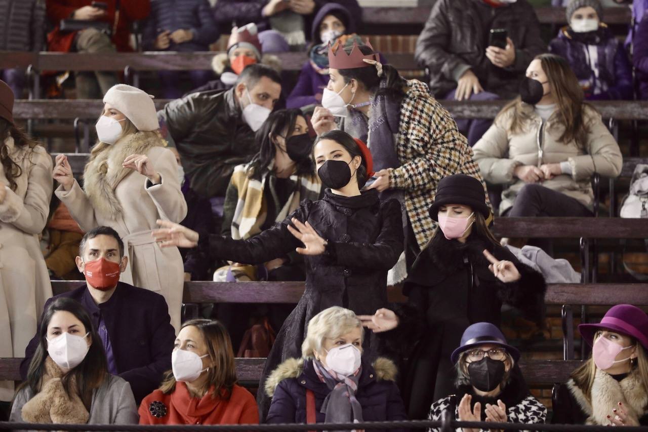 Fotos: Colas para asistir a la Cabalgata de Reyes de Valencia 2022