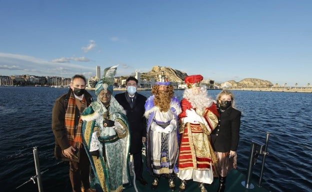 Los Reyes Magos, junto al alcalde Barcala, la vicealcaldesa Mari Carmen Sánchez y el edil de Fiestas Manolo Jiménez. 