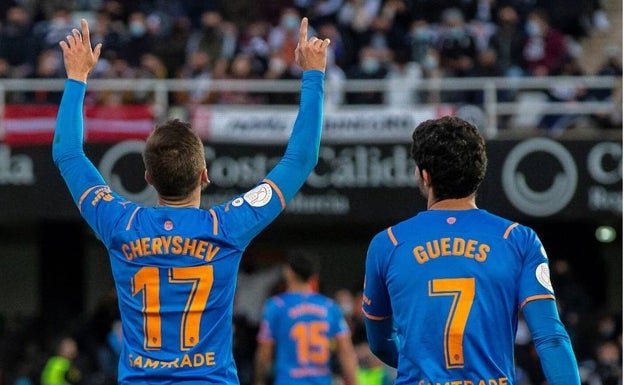 Cheryshev celebra el gol de la victoria junto a Guedes. 