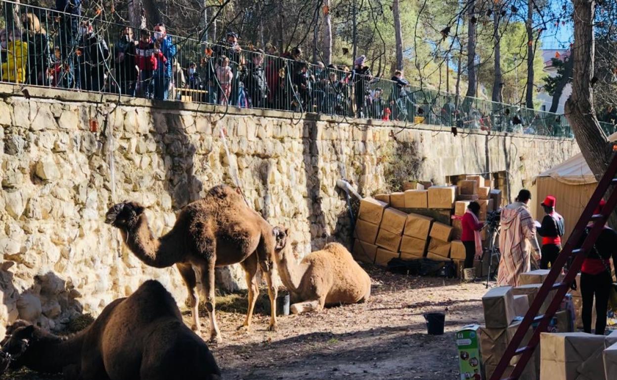 La gente se agolpa para poder acceder al perímetro del campamento. 