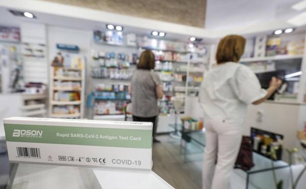 Las farmacias valencianas podrán notificar a Sanidad los casos positivos en los test de antígenos