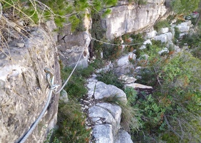 Imagen secundaria 1 - Tavernes estrena la vía ferrata Pas de les Cabres con un desnivel de 130 metros