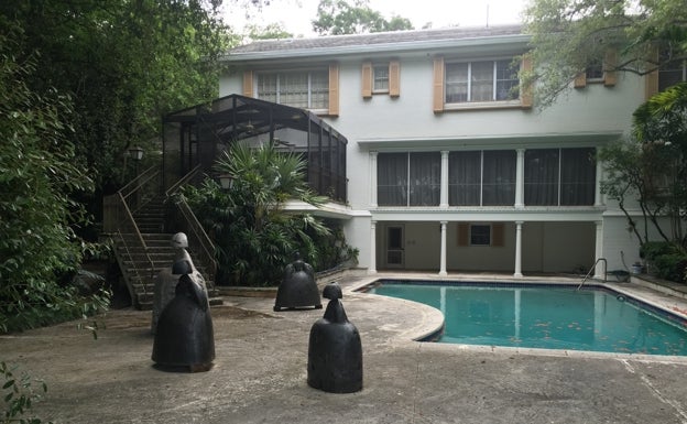 Imagen principal - La piscina, el embarcadero y obra de Valdés sobre el jardín. 