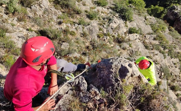 Imagen principal - Tavernes estrena la vía ferrata Pas de les Cabres con un desnivel de 130 metros