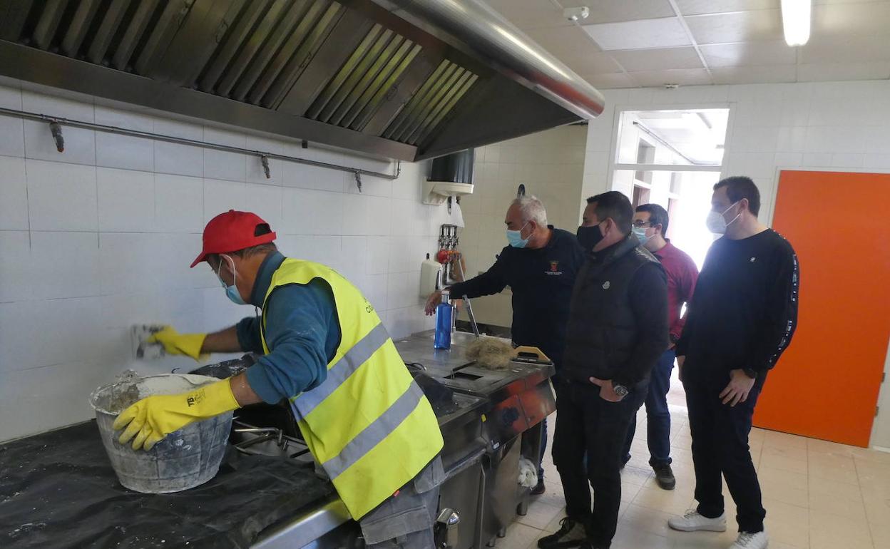 El alcalde y los ediles de Educación y Servicios Técnicos visitan los trabajos en el CEIP Muixara. 