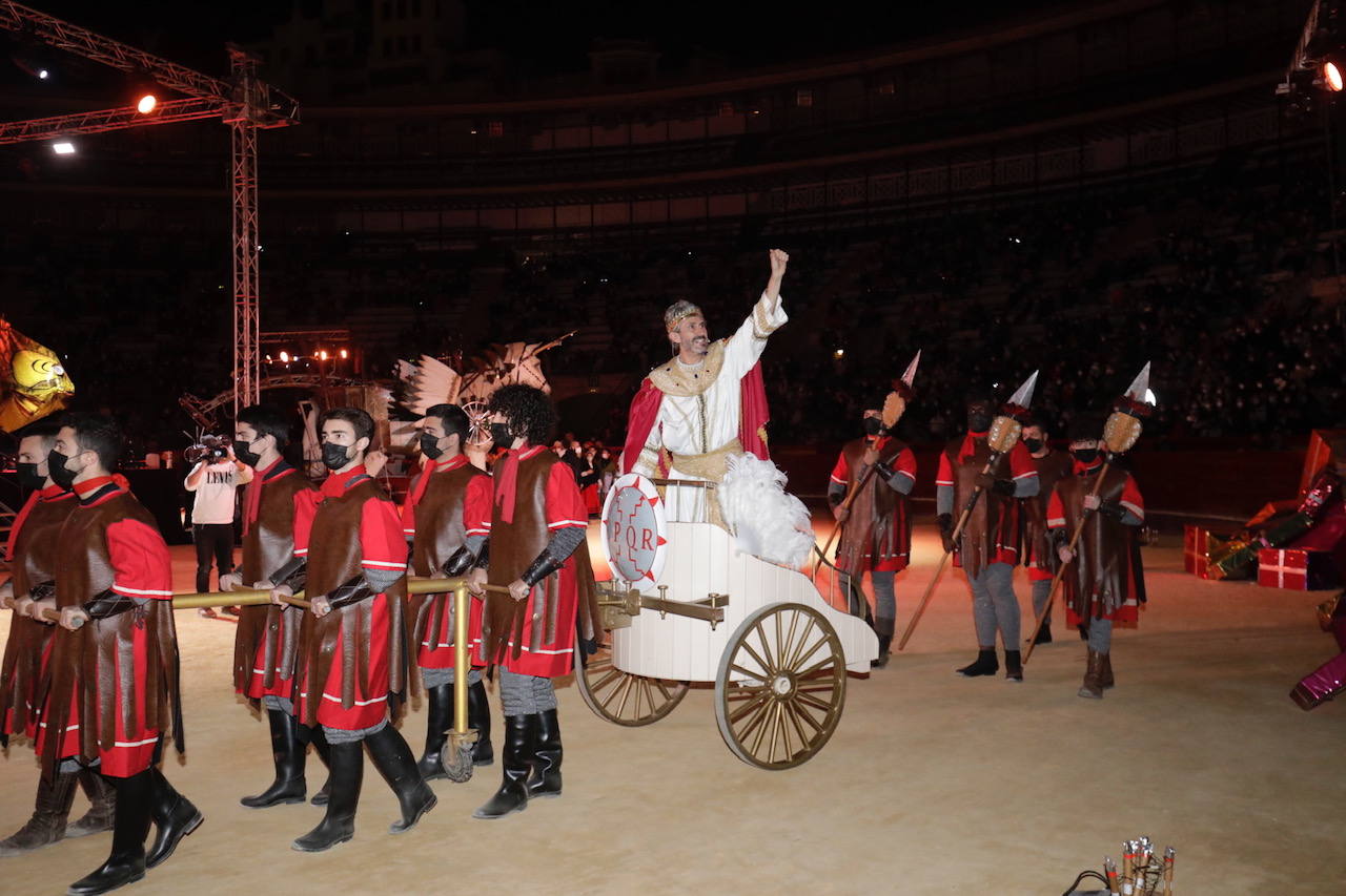 Fotos: Colas para asistir a la Cabalgata de Reyes de Valencia 2022