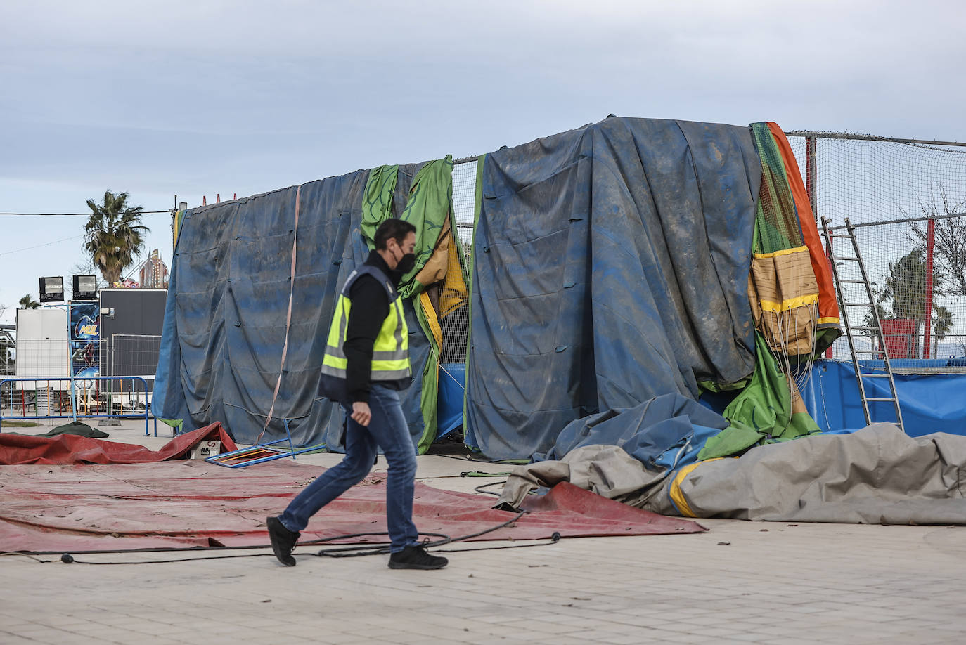 Tragedia en Mislata. Un castillo hinchable instalado en la localidad ha salido volando por el viento este martes por la tarde cuando varios niños saltaban con él. El suceso ha dejado a varios menores heridos de gravedad. 