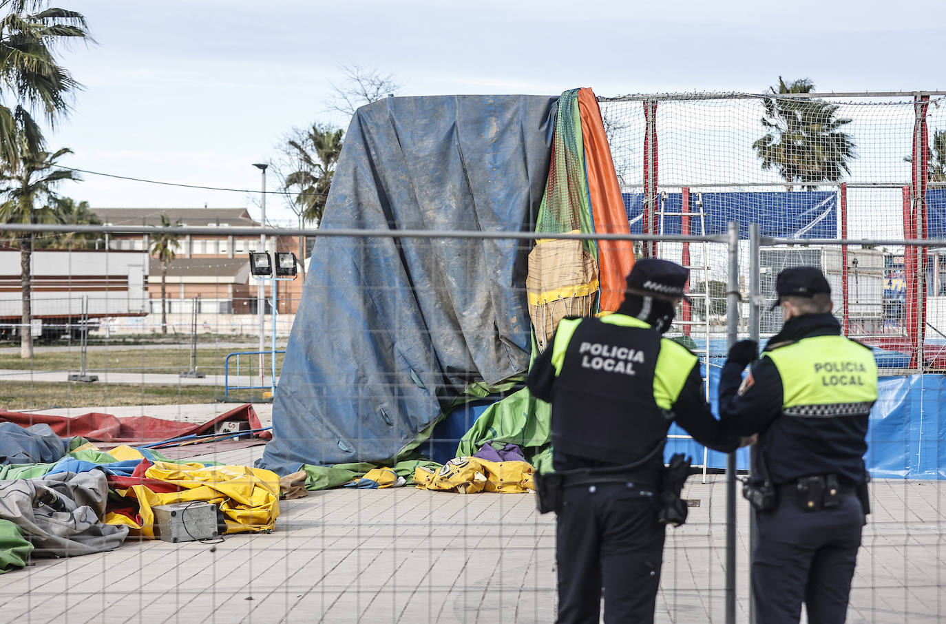 Tragedia en Mislata. Un castillo hinchable instalado en la localidad ha salido volando por el viento este martes por la tarde cuando varios niños saltaban con él. El suceso ha dejado a varios menores heridos de gravedad. 