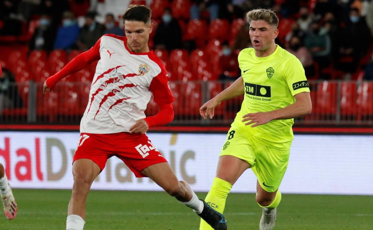 Raúl Guti persigue a un rival, esta noche, durante el partido en el estadio Juegos Mediterráneos. 