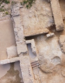 Imagen secundaria 2 - Vista cenital, muro recuperado y detalle de la celoquia del Castillo del Rebollet de la Font. 