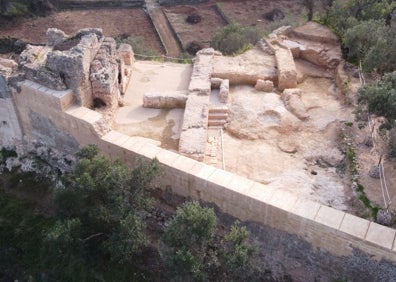 Imagen secundaria 1 - Vista cenital, muro recuperado y detalle de la celoquia del Castillo del Rebollet de la Font. 