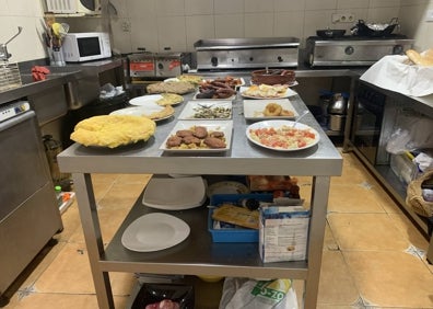 Imagen secundaria 1 - En la imagen de arriba, José Ramón con su hermana. Abajo, una muestra de la mesa de la cocina con algunos de los platos de los almuerzos. A la derecha, el cremaet de la casa. 