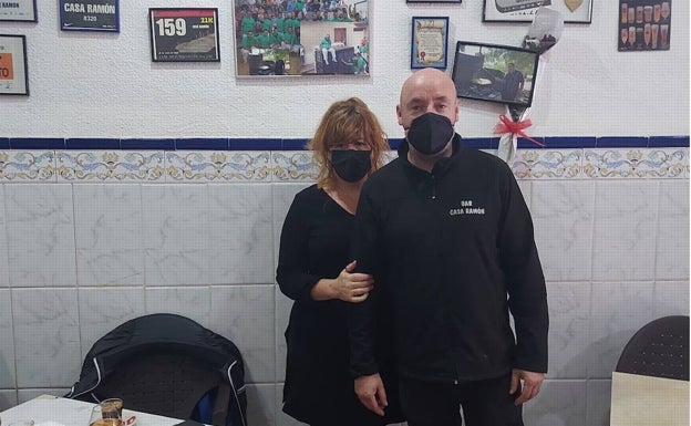 Imagen principal - En la imagen de arriba, José Ramón con su hermana. Abajo, una muestra de la mesa de la cocina con algunos de los platos de los almuerzos. A la derecha, el cremaet de la casa. 