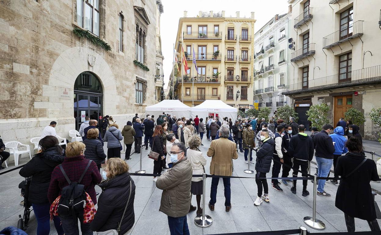 Colas en el vacunódromo móvil que se instaló en la plaza de Manises. 