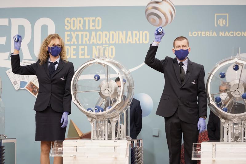 Momento en el que el bombo arroja el primer número de El Niño: el 41665.