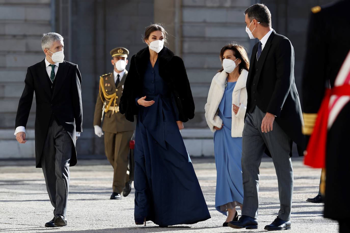 La tradicional Pascua Militar ha marcado, este jueves, el inicio de la agenda oficial de los Reyes en este 2022. Felipe VI ha presidido junto a la Reina Letizia en el Palacio Real este acto que tiene ya más de dos siglos de historia. Para la ocasión, la monarca se ha decantado por un sobrio pero, a la vez, elegante conjunto azul, que ha complementado con un broche y unos pendientes. La Reina Letizia ha sorprendido a la prensa con un nuevo 'piercing' que ha lucido al llevar el pelo recogido. Se trata de un segundo pendiente en la oreja. 