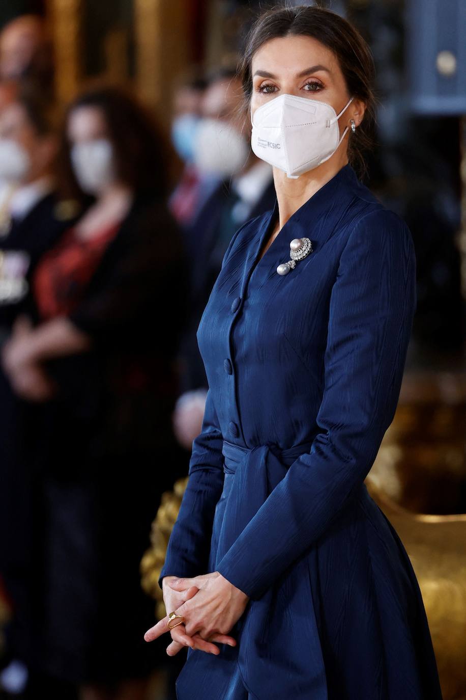 La tradicional Pascua Militar ha marcado, este jueves, el inicio de la agenda oficial de los Reyes en este 2022. Felipe VI ha presidido junto a la Reina Letizia en el Palacio Real este acto que tiene ya más de dos siglos de historia. Para la ocasión, la monarca se ha decantado por un sobrio pero, a la vez, elegante conjunto azul, que ha complementado con un broche y unos pendientes. La Reina Letizia ha sorprendido a la prensa con un nuevo 'piercing' que ha lucido al llevar el pelo recogido. Se trata de un segundo pendiente en la oreja. 