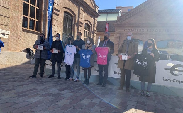 Chimo Bayo, a la izquierda, junto a representantes de empresas colaboradoras de la prueba. 