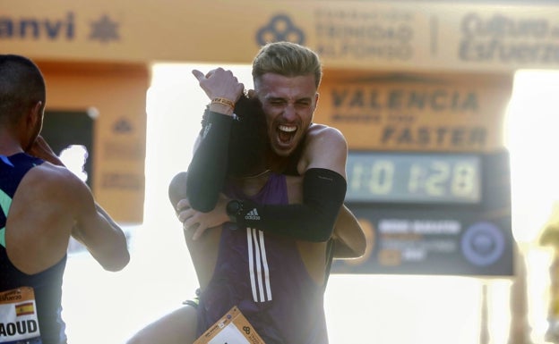 Carlos Mayo, tras completar el Maratón de Valencia el pasado diciembre. 