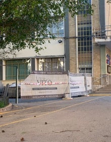 Imagen secundaria 2 - Fachada del centro, rampa interior y patio delantero del centro. 