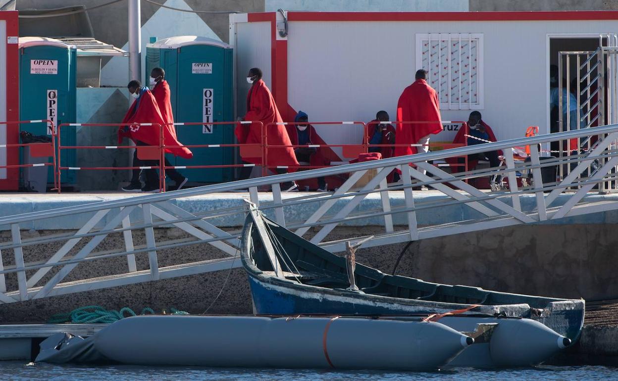 Inmigrantes rescatados desembarcan en Fuerteventura. 