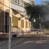 Tramo de patio vallado por las obras. 