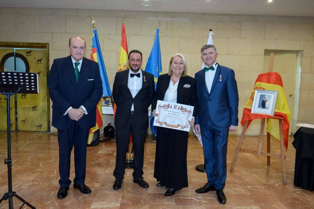 Entrega de una distinción a la sociedad del Casino de Agricultura por parte de la Real Hermandad Monárquica de Valencia.