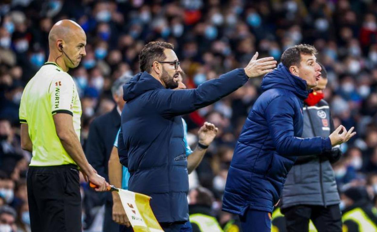 José Bordalás, muy activo desde la banda en el Bernabéu. 