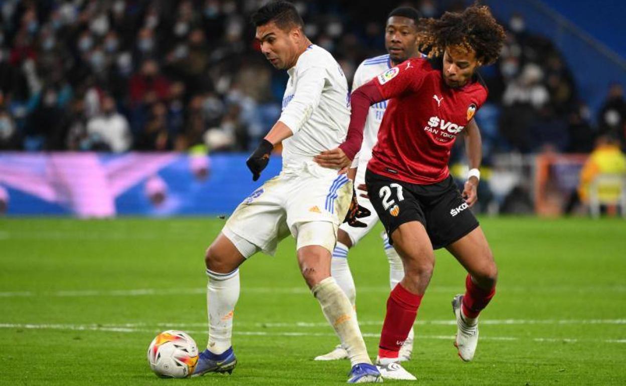 Koba pelea un balón con Casemiro