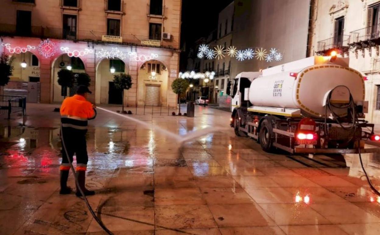 Los servicios de limpieza trabajan en la Plaza del Ayuntamiento de Alicante. 