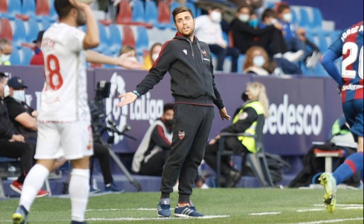 Alessio Lisci, reclama al árbitro durante el partido frente al Mallorca. 