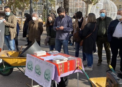 Imagen secundaria 1 - Asistentes a la protesta de los vecinos de Benimaclet. 