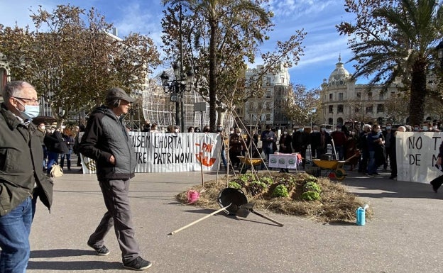 Protesta de vecinos de Benimaclet, en la plaza del Ayuntamiento. 