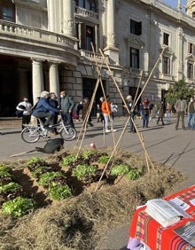 Imagen secundaria 2 - Asistentes a la protesta de los vecinos de Benimaclet. 