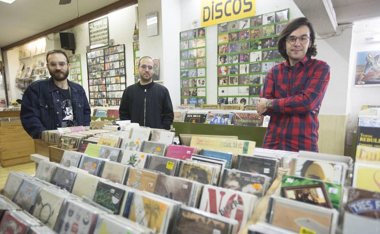 Andreu, Pere y Chema (falta Mario en la imagen) son los nuevos propietarios de discos Oldies. 