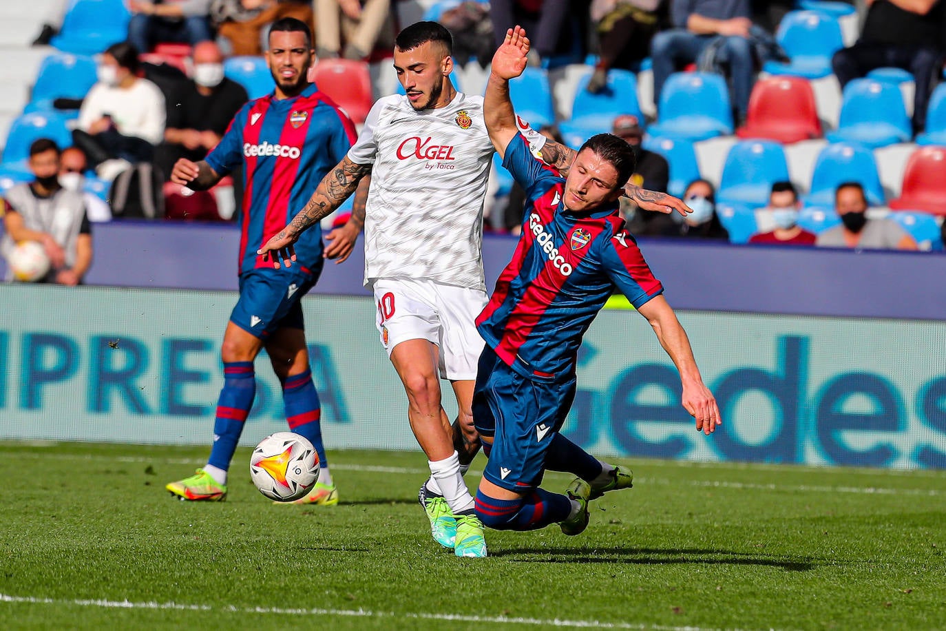 Fotos: Todas las fotos del partido Levante UD - RCD Mallorca en el estado Ciutat de Valencia