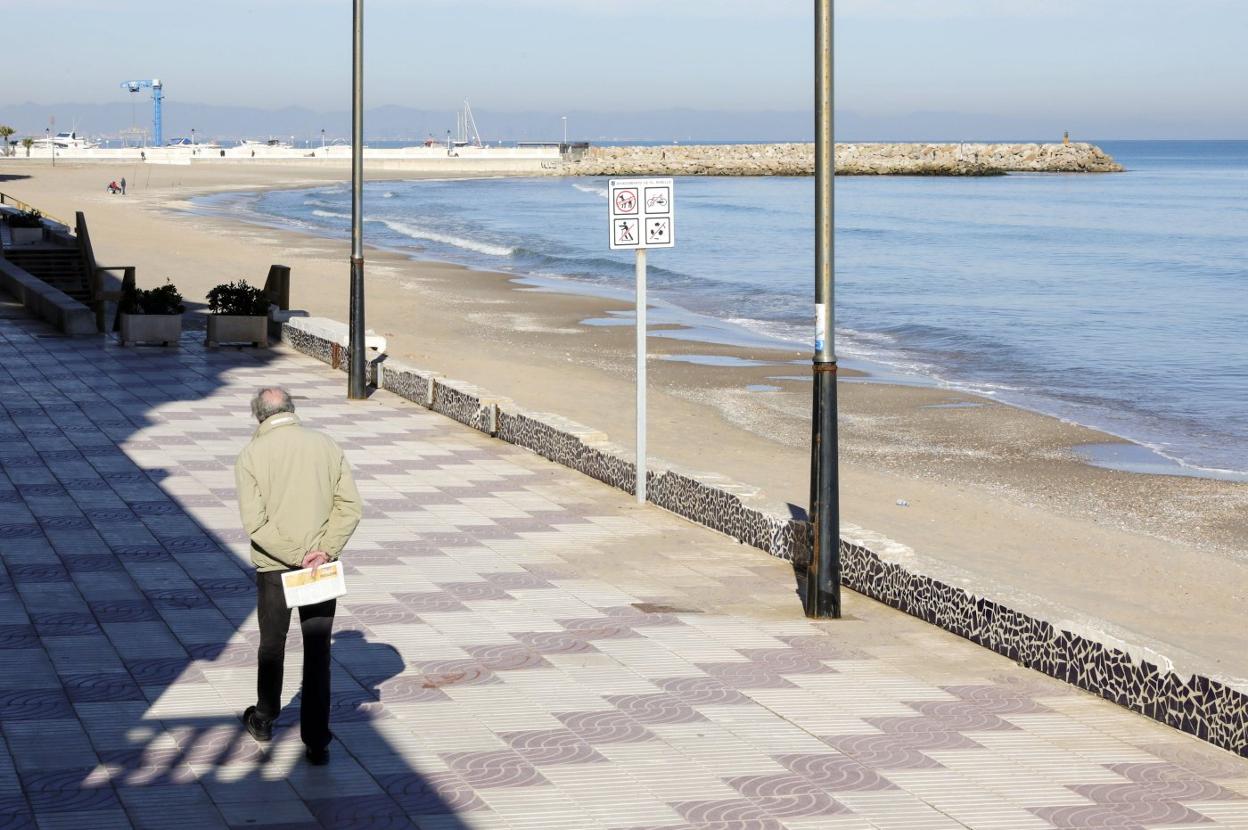 El mar acaba con la playa del Perelló tras el paso de Filomena. irene marsilla