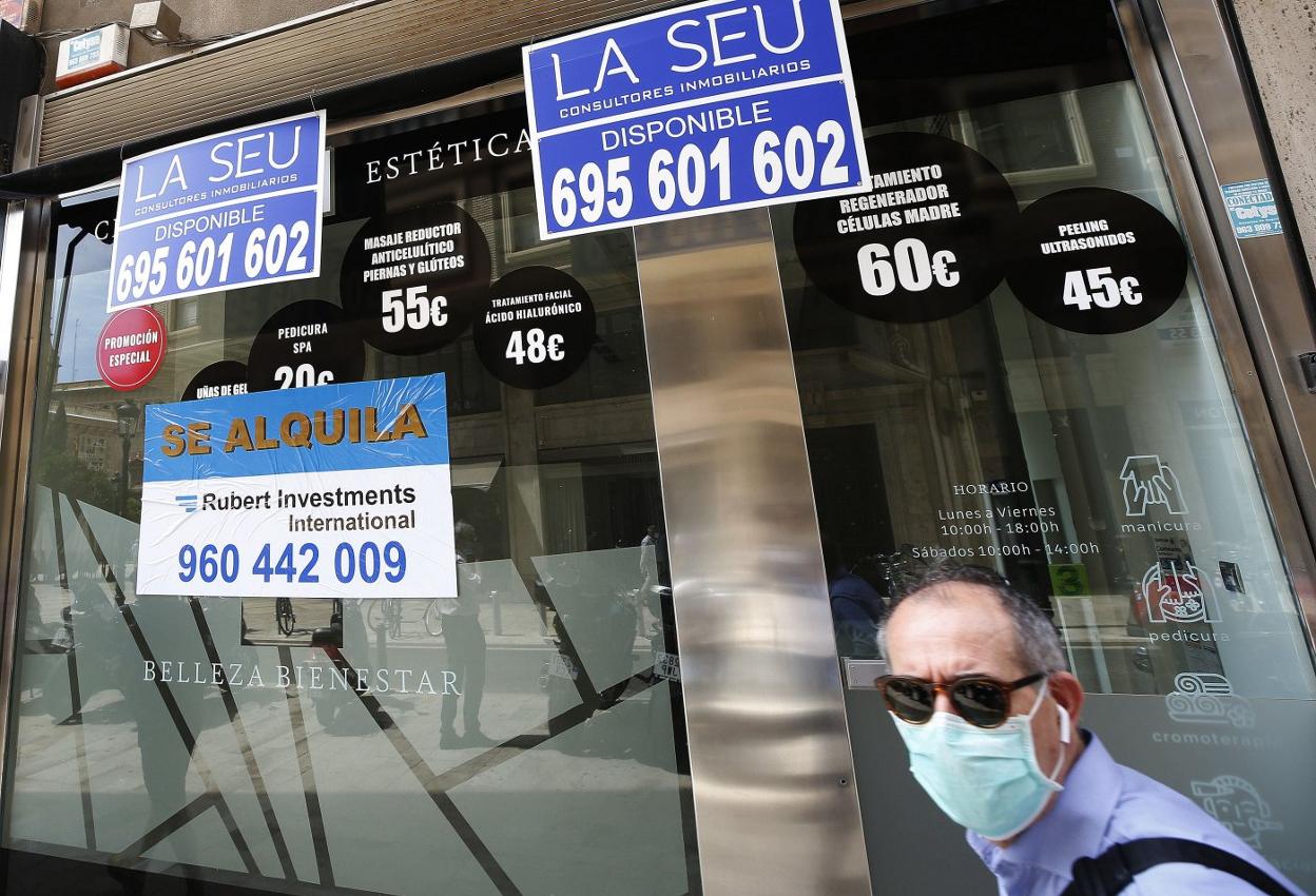 Comercio cerrado en la calle Poeta Querol. jesús signes