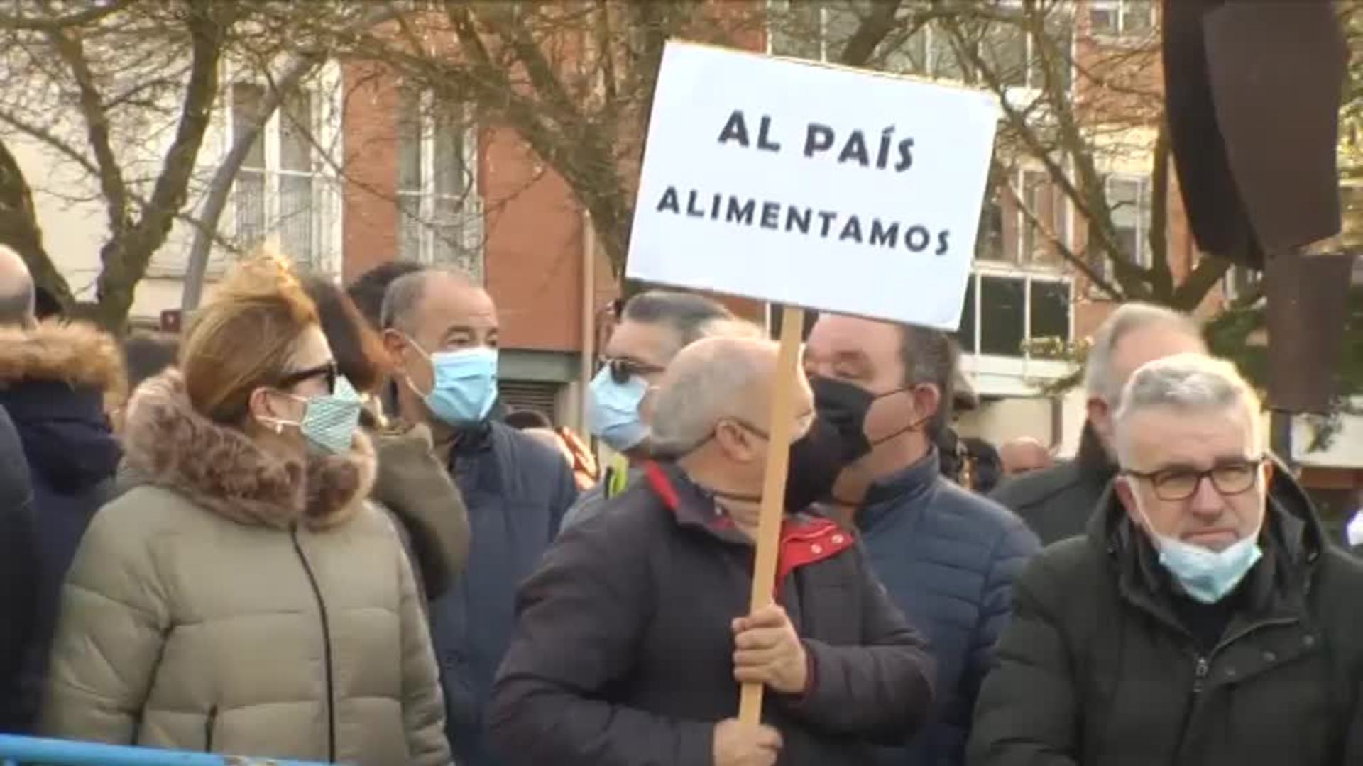 Agricultores y ganaderos reciben con pitos a Sánchez en Palencia y piden el  cese de Garzón