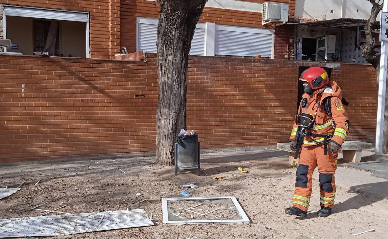 Un bombero camina junto a los restos de la fachada destrozados por la explosión en Buñol. 