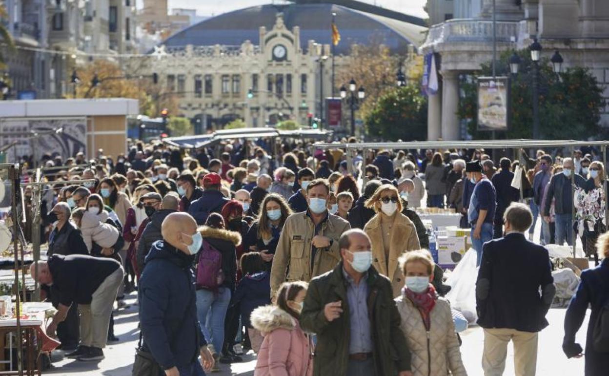 Personas con mascarilla en el centro de Valencia.