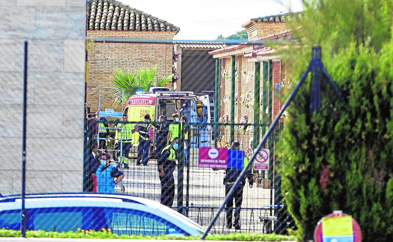 Despliegue policial en el cementerio de Torrent tras el tiroteo entre clanes con dos muertos y un herido, el día de Todos los Santos. 